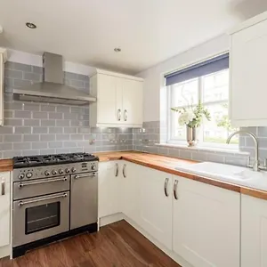 Cosy Roseburn Apartment, - 2 Bedrooms, Free Parking Apartment Edinburgh
